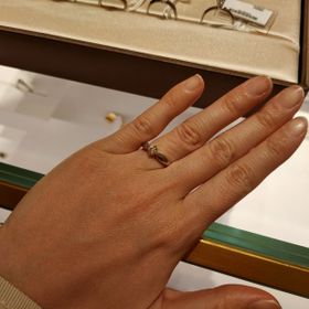 【ブルガリ(BVLGARI)の口コミ】 シンプルでありながら個性も出すことができるデザインだと感じました。
ア…