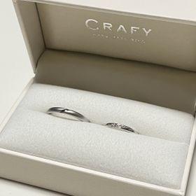 【CRAFY(クラフィ)の口コミ】 斜めに彫ったデザインでお揃いにしました。ダイヤモンドを5連にしましたが…