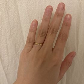 【ケイウノ ブライダル(K.UNO BRIDAL)の口コミ】 マット素材でシンプルなデザインの中に1粒のダイヤが入っているデザインが…