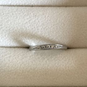 【アンジェリックフォセッテ(Angelique Fossette)の口コミ】 たくさんのブランドから選んでこの指輪にしました。
少しねじれたデザイン…