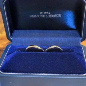【銀座ダイヤモンドシライシの口コミ】 少しねじれたデザインで、太めの指でも綺麗に見える素敵なデザイン！婚約…