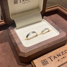 【TANZO.(鍛造指輪)の口コミ】 金地にプラチナのラインを入れていただきました。

また、ペアの指輪には…