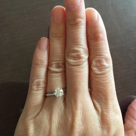 【デビアス(DE BEERS)の口コミ】 ﾀﾞｲｱﾓﾝﾄﾞの美しさを一番良く表す立て爪のデザインにしました。このデザイ…