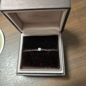 【アイプリモ(I-PRIMO)の口コミ】 とてもシンプルで可愛くて
結婚指輪と重ね付けがしやすいです。
また、ダ…