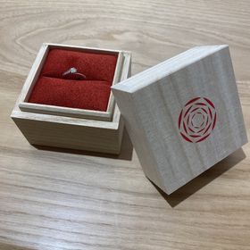 【出雲結(いずもゆい)の口コミ】 風でダイヤを包み込むようなデザインで、ダイヤの脇には細かいダイヤでキ…