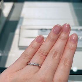 【アイプリモ(I-PRIMO)の口コミ】 アシンメトリーなデザインが好みで、婚約指輪との相性も良さそうだなと思…