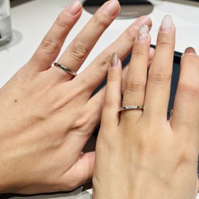 【ラザール ダイヤモンド(LAZARE DIAMOND)の口コミ】 三方向からダイヤがついている指輪で、一見シンプルながらもよくみると他…