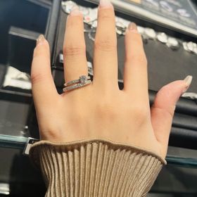 【エクセルコダイヤモンド(EXELCO DIAMOND)の口コミ】 婚約指輪とセットリングだったため、試着させていただきました。
やはり存…