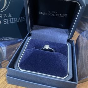 【銀座ダイヤモンドシライシの口コミ】 お花のようなデザインでダイヤモンドが少し大きく見えて存在感が際立ちま…