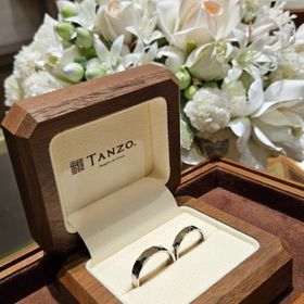 【TANZO.(鍛造指輪)の口コミ】 平打ちストレート/全周槌目/鏡面仕上げ/4mm/Pt900
内側にイニシャルと相手…