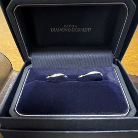 【銀座ダイヤモンドシライシの口コミ】 指輪自体手の甲側が湾曲しているデザインです。　　　　　湾曲部に妻のは…