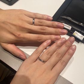 【ラザール ダイヤモンド(LAZARE DIAMOND)の口コミ】 鍛造製法で耐久性も強く傷に強く長くつけられるデザインというのがポイン…