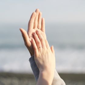 【アイプリモ(I-PRIMO)の口コミ】 ダイアモンドが5石ずつ両側についているのが、他にはあまりないデザインで…