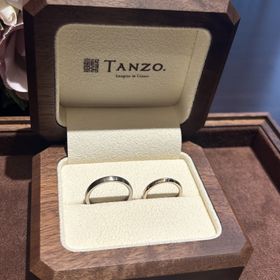 【TANZO.(鍛造指輪)の口コミ】 ベースは、ゴールドの素材にし、指輪の厚みを結婚した時のお互いの歳の厚…