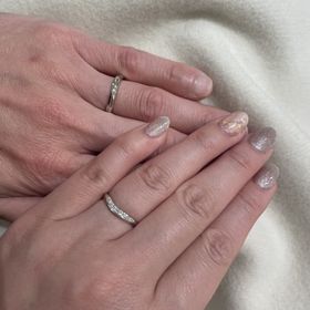 【ラザール ダイヤモンド(LAZARE DIAMOND)の口コミ】 なだらかなＶ字のため、どちらかというと優しい印象の指輪です。また、指…