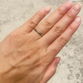【NIESSING(ニーシング)の口コミ】 ローズウッドというゴールド。
指輪の縁がギザギザになっており、上品さと…