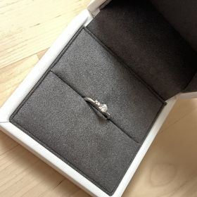 【TOWA(永遠)の口コミ】 V字デザインで指が綺麗に見えます。
左右でデザインが異なっているため、…