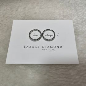 【ラザール ダイヤモンド(LAZARE DIAMOND)の口コミ】 シンプルなデザインながらもVの字のような形状をしており、長く使い続けら…