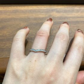 【4℃ BRIDAL(ヨンドシーブライダル)の口コミ】 シンプルかつゴージャスなデザインを探していました。ダイヤモンドが散り…