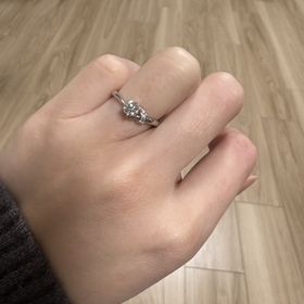 【俄(にわか)の口コミ】 シンプルだけど人と被らないデザインを探していました。ダイヤの横にメレ…