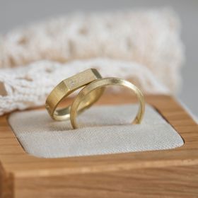 【Cayof(カヨフ)の口コミ】 あえて結婚指輪らしくない指輪にしたいという希望があり、表面と裏面で別…