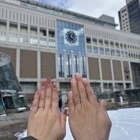 【アイプリモ(I-PRIMO)の口コミ】 シンプルだが、華やかさがあり、普段から付けたくなる指輪。2人ともダイヤ…