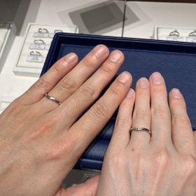 【銀座ダイヤモンドシライシの口コミ】 2人の指輪の質感が違うところがおすすめポイントです。私のデザインは従来…