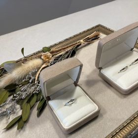 【atelier CraM(アトリエ クラム)の口コミ】 ブルーとグリーンのダイヤモンドがワンポイントです。左右非対称なので、…