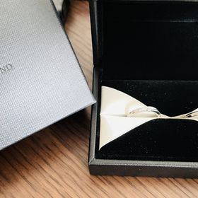 【エクセルコダイヤモンド(EXELCO DIAMOND)の口コミ】 流れるようなデザインを選びました。
手元を見てそのまま視線が人は移るよ…