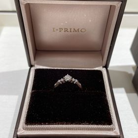 【アイプリモ(I-PRIMO)の口コミ】 購入した婚約指輪は、センターダイヤの両隣にピンクダイヤがセッティング…