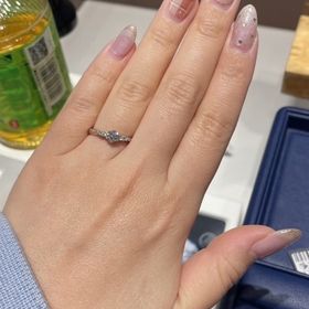 【銀座ダイヤモンドシライシの口コミ】 一粒の婚約指輪より、メレダイヤ付きが良いなと探していました。メレダイ…