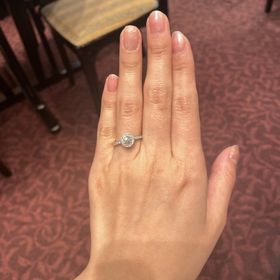 【ケイウノ ブライダル(K.UNO BRIDAL)の口コミ】 ダイヤモンドがこれでもかと一粒の周りとリング全体に散りばめられており…