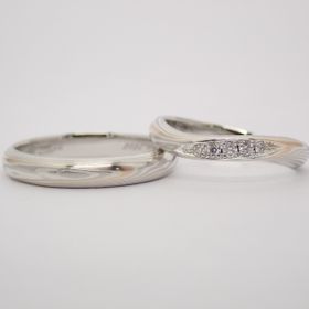 【杢目金屋(もくめがねや)の口コミ】 夫はストレート、私はウェーブとそれぞれ異なった形に決めましたが、同じ…