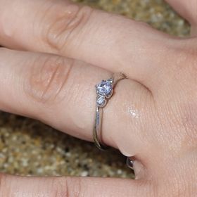 【4℃ BRIDAL(ヨンドシーブライダル)の口コミ】 シンプルでありながらも３つのダイヤが輝きあい、どの角度から見ても上品…