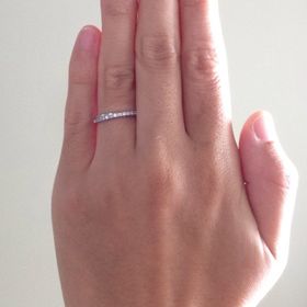 【ジュエリーツツミ(JEWELRY TSUTSUMI)の口コミ】 どだいはシンプルなシルバーの指輪ですが、表面にダイヤが半月状に、ねじ…