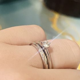 【銀座ダイヤモンドシライシの口コミ】 派手すぎず何十年つけていられるようなデザイン。
私の指輪は７つのダイヤ…