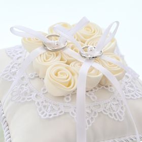 【4℃ BRIDAL(ヨンドシーブライダル)の口コミ】 緩やかなウェーブがかかったデザインです。柔らかいカーブなので手に馴染…