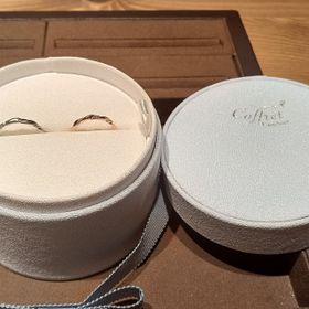 【CoffretCouleur(コフレクルール)】の口コミ ダイヤモンドが６個ちりばめてあるので正面を気にしなくてよい。指輪が自然...