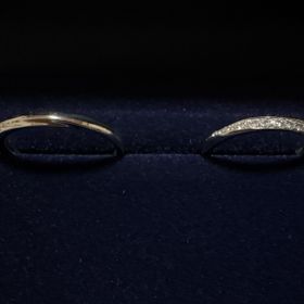 【銀座ダイヤモンドシライシの口コミ】 ダイヤモンドが入っていますが、一見シンプルで普段使いしやすいです。片…