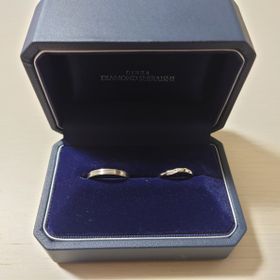 【銀座ダイヤモンドシライシの口コミ】 ヘアライン加工で男性用にはあまりない真ん中にあるラインが珍しいデザイ…