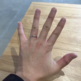 【出雲結(いずもゆい)の口コミ】 シンプルな中に風を模したラインが入っている。内石の誕生石は普段見えな…