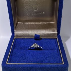 【BRILLIANCE+(ブリリアンスプラス)の口コミ】 両サイドにストーンが付いているストレートのリングです。サイドストーン…