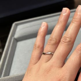 【ケイウノ ブライダル(K.UNO BRIDAL)の口コミ】 内甲丸で着けている感覚がとても柔らかい印象です。
デザイナーさんが指輪…