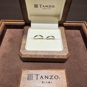 【TANZO.(鍛造指輪)の口コミ】 ペアでウェーブ加工を入れ、妻は中心にダイヤモンド、私は面取り加工をい…