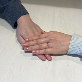 【TOWA(永遠)の口コミ】 王道のストレートデザインで中央のダイヤモンドが美しいです。
指が細長く…