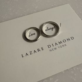 【ラザール ダイヤモンド(LAZARE DIAMOND)の口コミ】 デザインがドンピシャで気に入りました。
ダイヤの輝きもとても綺麗です。…