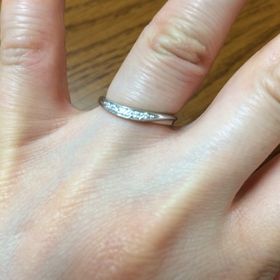 【ラザール ダイヤモンド(LAZARE DIAMOND)の口コミ】 結婚指輪はシンプルで細いリングのもの、そして控えめにダイヤが付いてい…