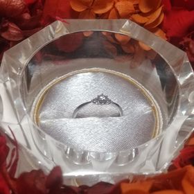 【一真堂の口コミ】 ピンクのメレダイヤを両サイドにあしらった可愛らしいデザインのダイヤモ…