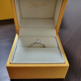 【ケイウノ ブライダル(K.UNO BRIDAL)の口コミ】 2色の金属を使用していて優しい色合いになっています。色も固定されたもの…