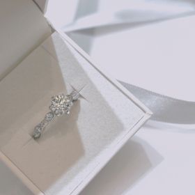 【DIAMOND DOT LAB(ダイアモンド ドット ラボ)の口コミ】 婚約指輪はアンティーク調の可愛らしい指輪にしました。
指輪の中心にラウ…